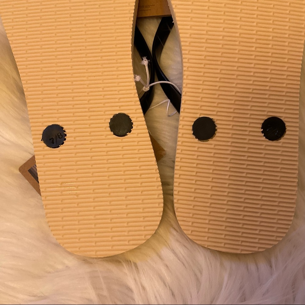 Rae Dunn Let’s Go Bananas Flip Flops - NWT - Size 8 - Picture 11 of 12